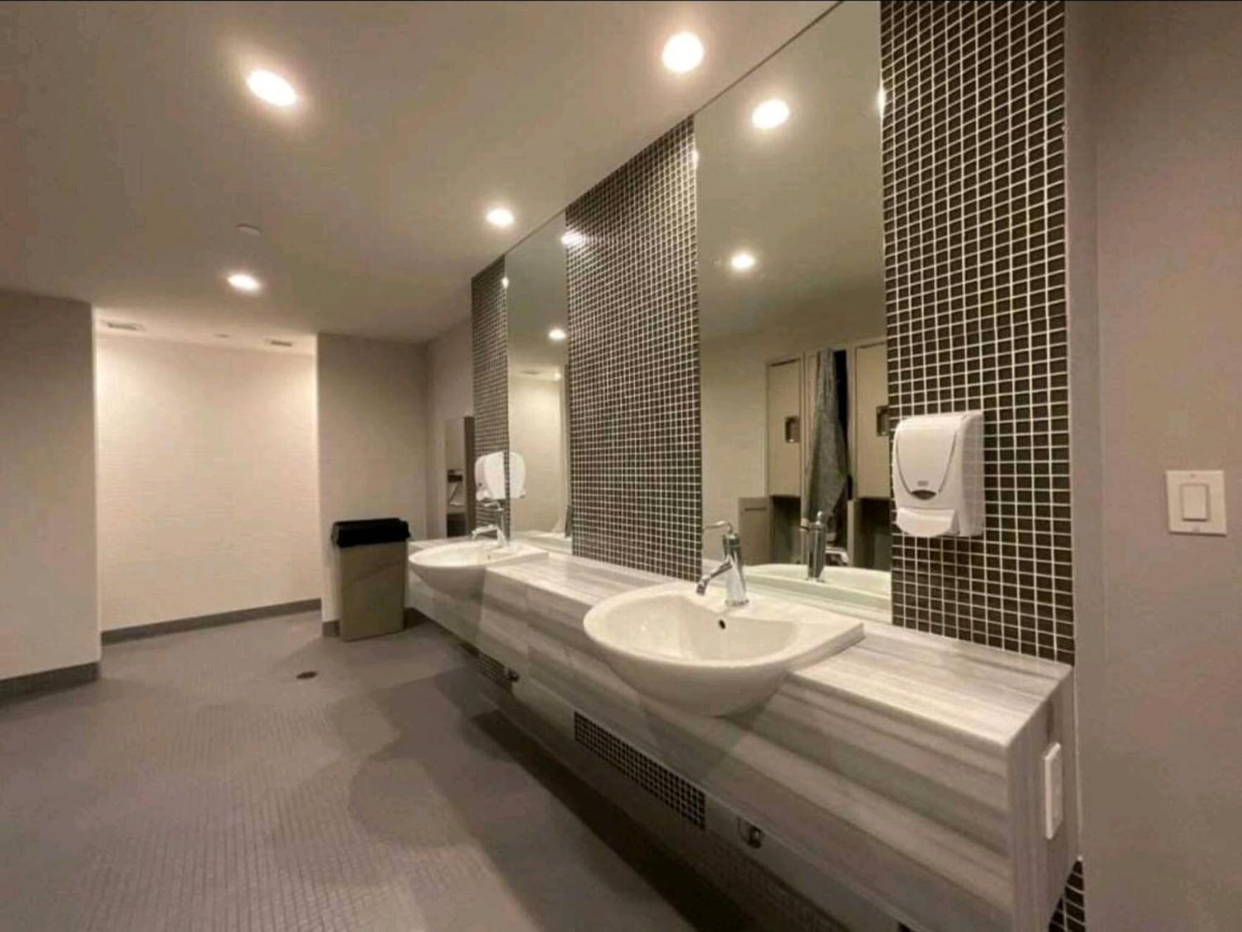 Apartment Cn Tower View With Free Parking, Pool, Gym, Free Skating, And